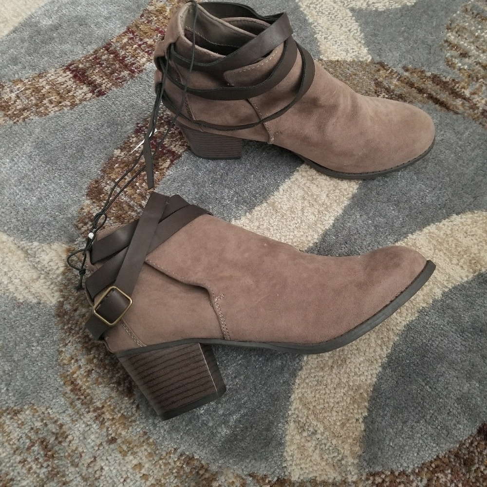 Mossimo faux suede boot size 9us  women never worn